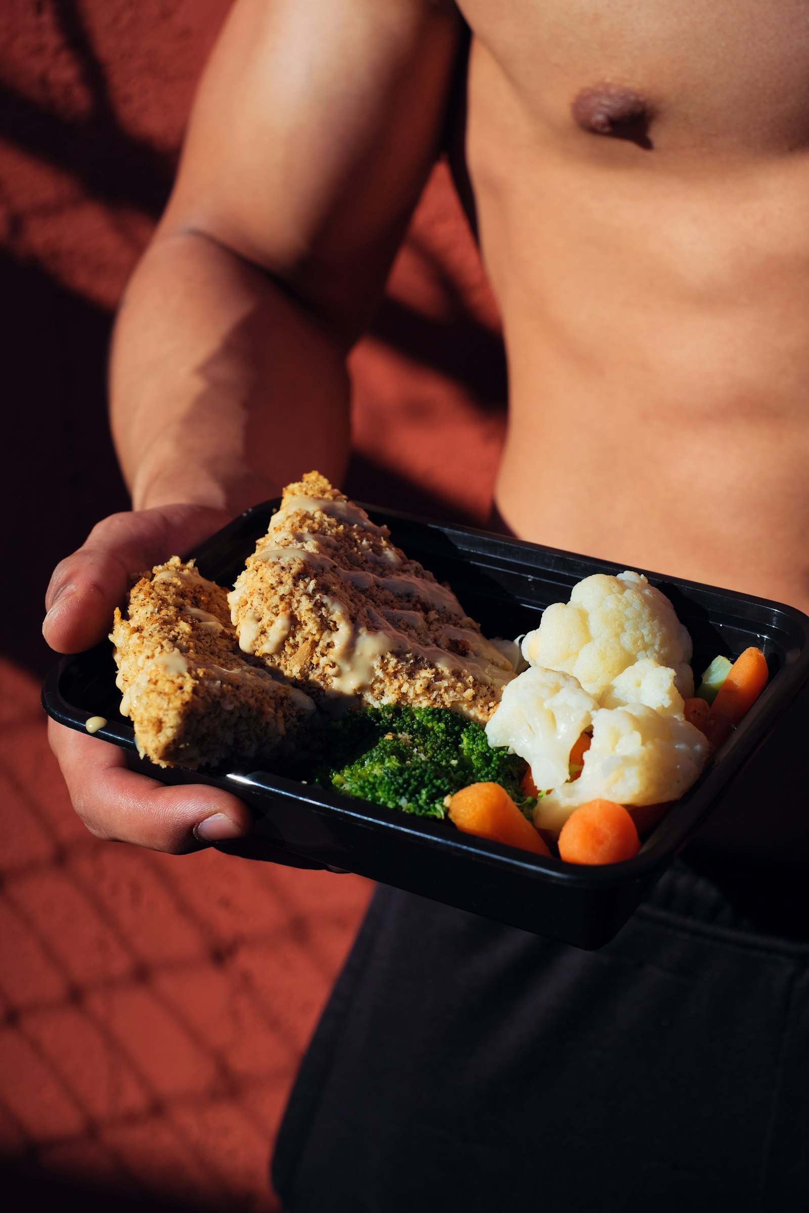パーソナルジムの食事指導は何をする？LINE実例・PFC計算・コンビニ早見表まで現役トレーナーが全公開【2026】